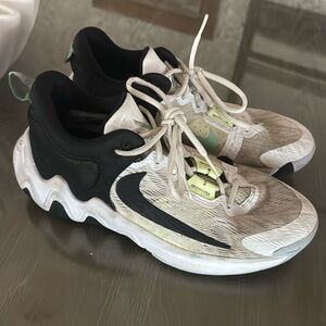 NIKE Kid's Giannis Immortality 2 Sz 7Y